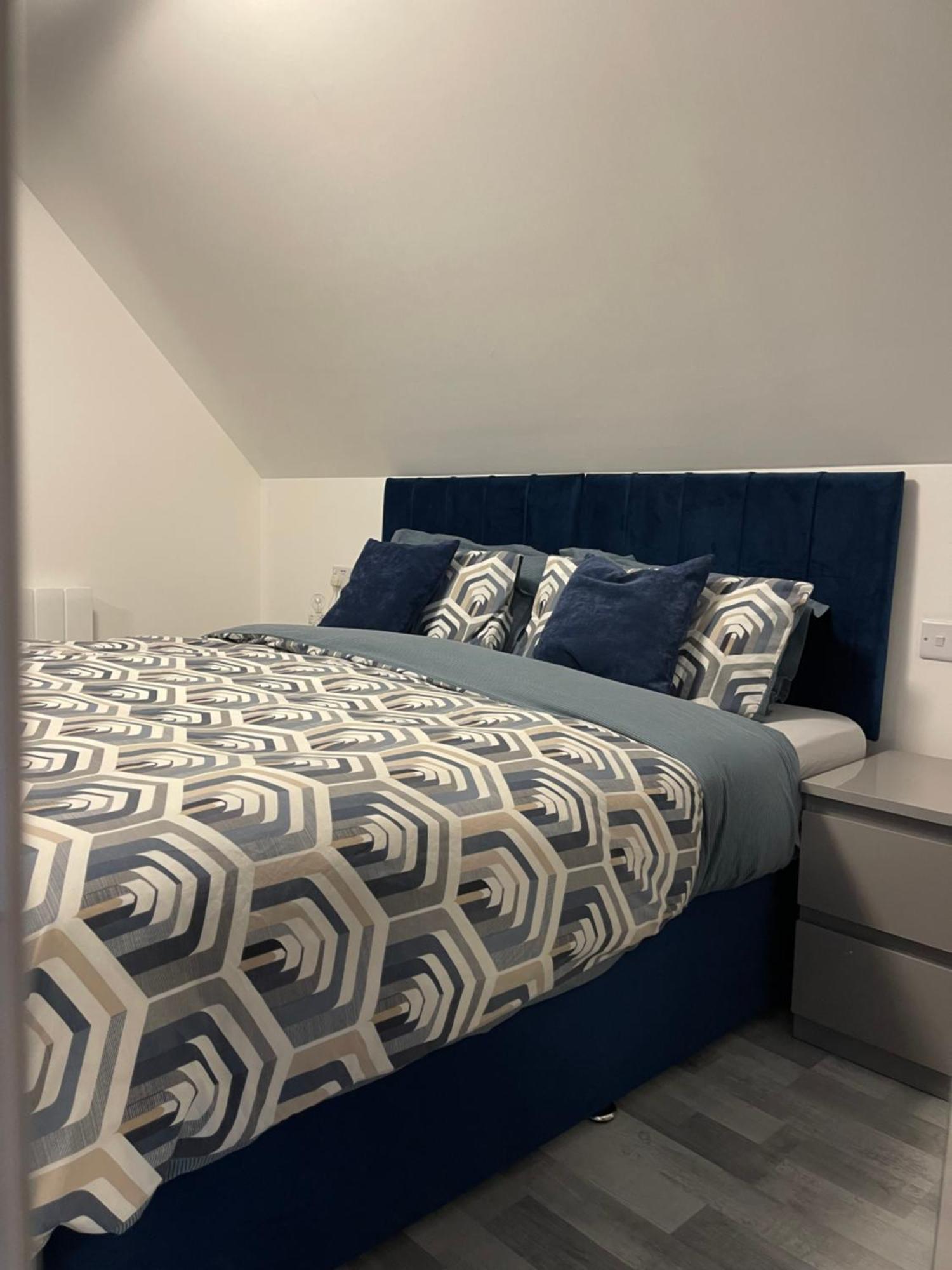 Lochside Loft - Self Catering Apartment For 2 In A Great Location For Inverness Airport And Both Cabot Highlands & Nairn Golf Courses Exteriör bild